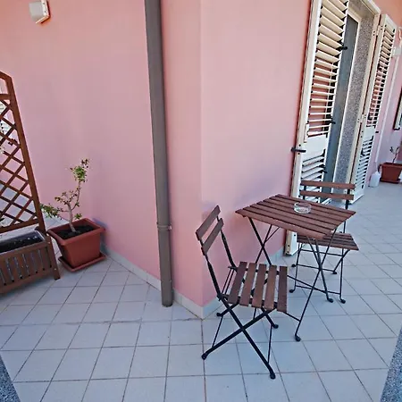 Kosmos Bed and Breakfast 3*